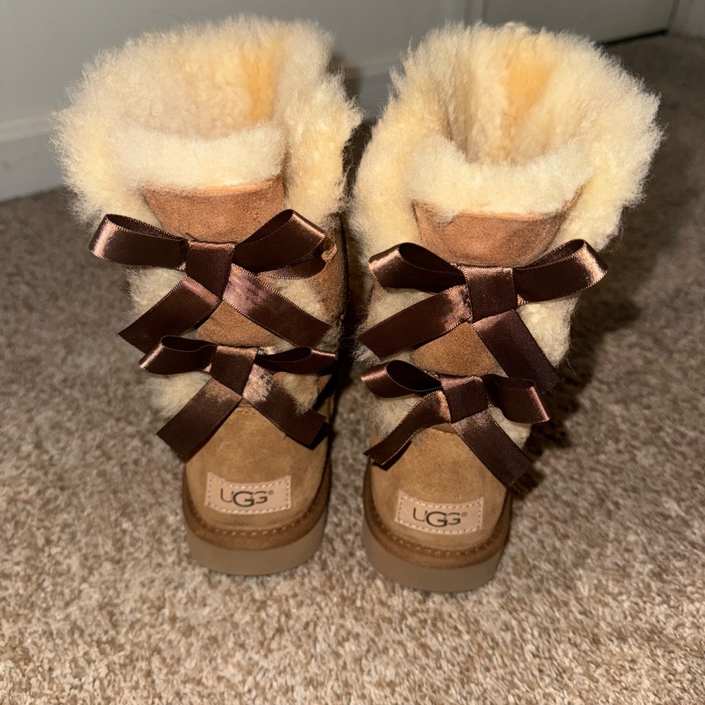 UGG Bailey Bow II boots Size 8
